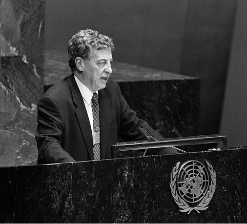 The Australian Permanent Representative to the United Nations, Robert Hill, addresses the General Assembly during discussions of the Secretary-General's UN reform proposals, New York, 15 March 2007. [UN Photo/Eskinder Debebe]