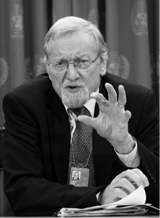 The former Australian minister for foreign affairs and co-chair of the International Commission on Intervention and State Sovereignty, Gareth Evans, addresses a press conference on 'Responsibility to Protect', New York, 22 July 2009. [UN Photo/Eskinder Debebe