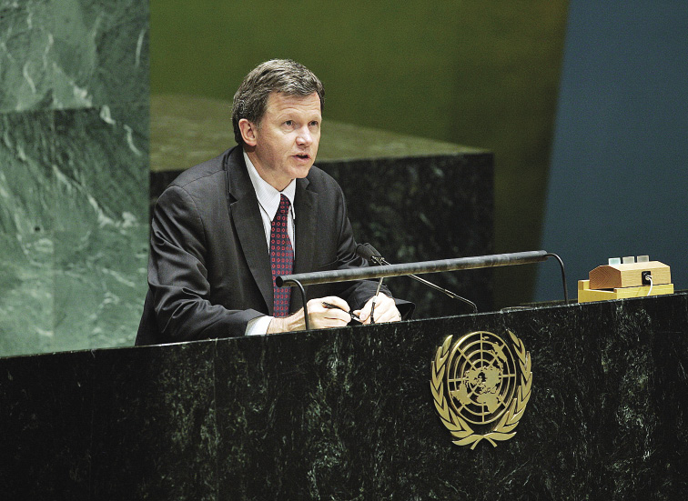 The Australian Ambassador for HIV/AIDS, Murray Proctor, addresses a high-level meeting on a comprehensive review of the progress achieved in realising the Declaration of Commitment on HIV and AIDS and the Political Declaration on the pandemic, New York, 11 June 2008. [UN Photo/Devra Berkowitz]