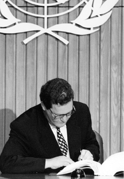 The Australian Minister for Foreign Affairs, Alexander Downer, signs the Comprehensive Nuclear Test Ban Treaty, New York, 24 September 1996. [UN Photo/Evan Schneider]