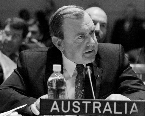 The Australian Minister for the Environment, Dr David Kemp, addresses the 12th Session of the Commission on Sustainable Development, New York, 28 April 2004. [IISD/Earth Negotiations Bulletin]