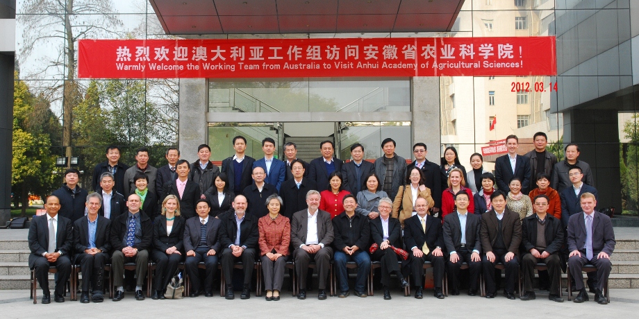 A formal photo with the delegation sitting and standing with provincial leaders and key figures from the Anhui Academy of Sciences