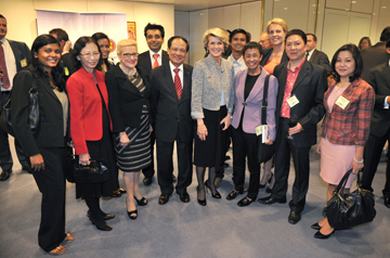 The ASEAN IMV delegation visiting Parliament House. From l Adeline Paul Raj (The Edge, Malaysia), Mme Nguyan Thang Huong, Santi Dewi (Vivanews, Indonesia), Speaker of the House of Representatives The Hon Bronwyn Bishop MP, Umesh Pandey (Bangkok Post, Thailand), ASEAN Secretary General M. Le Lunong Minh, Foreign Minister The Hon Julie Bishop MP, Nyan Lynn Aung (Myanmar Times), Maria Ressa (Rappler, Philippines), Shadow Minister for Foreign Affairs and Development The Hon Ms Tanya Plibersek MP [behind Maria R