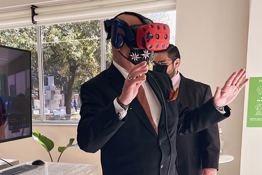 Australia’s Ambassador to Mexico, Remo Moretta, tries out virtual reality goggles in the medical lab at Tec de Monterrey