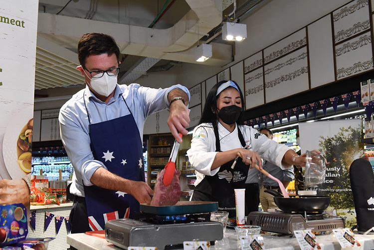 Minister for Agriculture and Northern Australia David Littleproud cooking at a supermarket in Jakarta, January 2022.