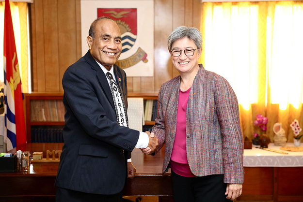 Foreign Minister Wong shaking hands with Kiribati President Kiribati Taneti Maamau.