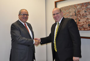 General Manager Gabriel Jaramillo of the Global Fund shaking hands with the AusAID Director-General Peter Baxter