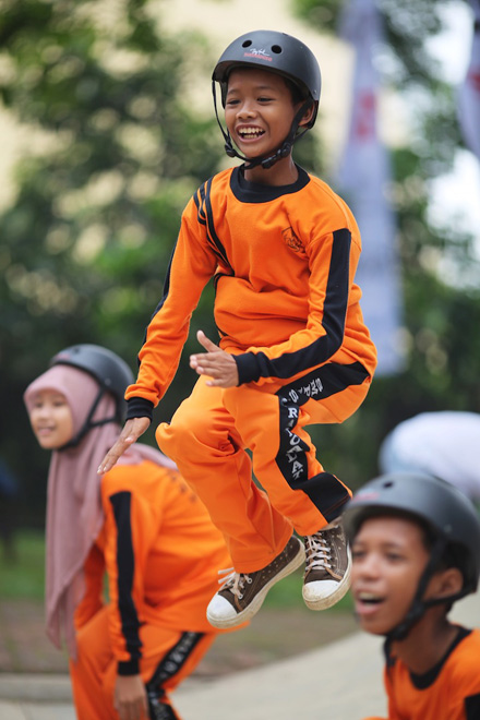 A student gets off the ground at one of the 'Learn to Skateboard' lessons provided at the Australian Embassy's Skate Jam event. The event was held in four major cities in Indonesia – Bandung, Jakarta, Surabaya, and Denpasar (Bali) – in May 2014. 