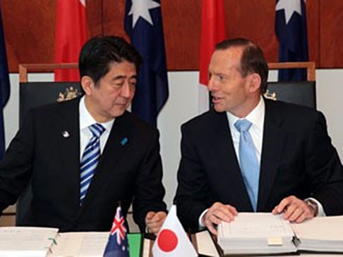 Prime Ministers Abe and Abbott signing the agreement