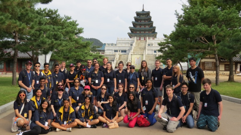 students in front of Gyeongbok Palace