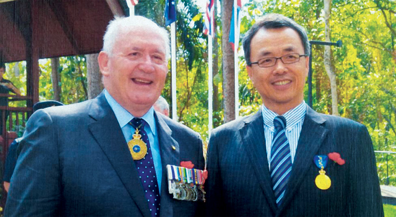 Photo of Sir Peter Cosgrove and Datuk Andrew Sim Men Kin