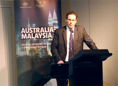 Photo of Australian High Commissioner Rod Smith addressing a business audience in Brisbane