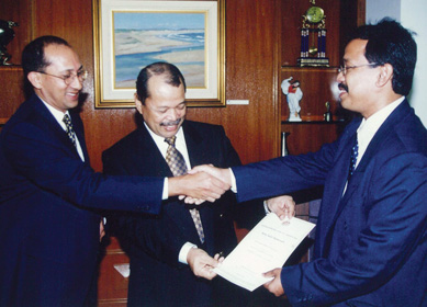 Photo of High Commissioner Peter Varghese with Malaysian Minister of Education