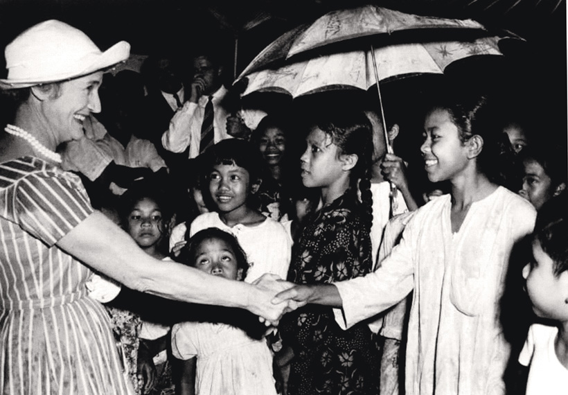 Photo of Dame Pattie Menzies greeting a schoolgirl