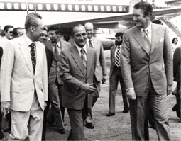 Photo of Tun Hussein Onn welcoming Malcolm Fraser to Malaysia in 1977.