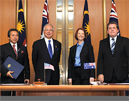 Photo of Dato' Sri Najib Razak with Julia Gillard in Canberra, 2011.