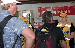 Consular Officers brief Australian evacuees, Port Vila, March 2015