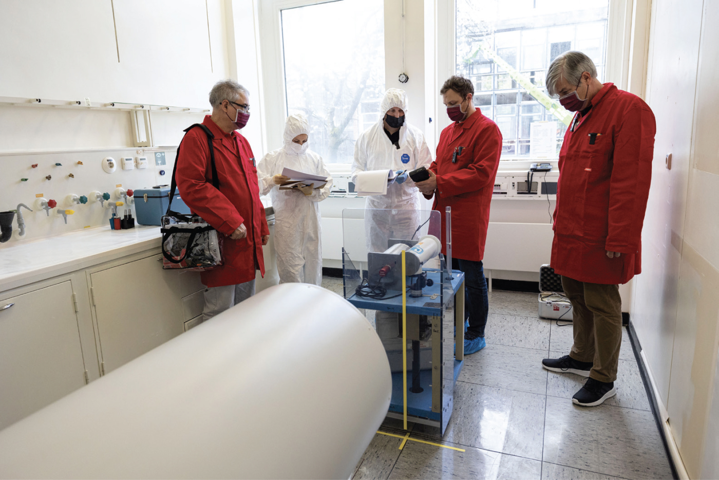 Malcolm Coxhead and Michael Lane participating in radiation measurement templating of a simulated warhead using TRIS, during the NuDiVe22 exercise in Aachen, Germany. (Copyright: Forschungszentrum Jülich / Sascha Kreklau)