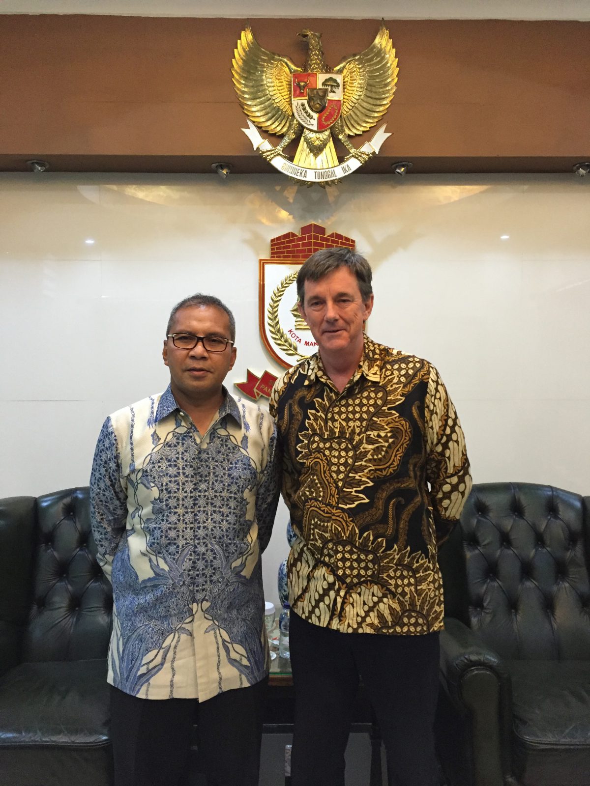 Australian Consul-General Richard Mathews with the Mayor of Makassar. [DFAT/Richard Mathews]