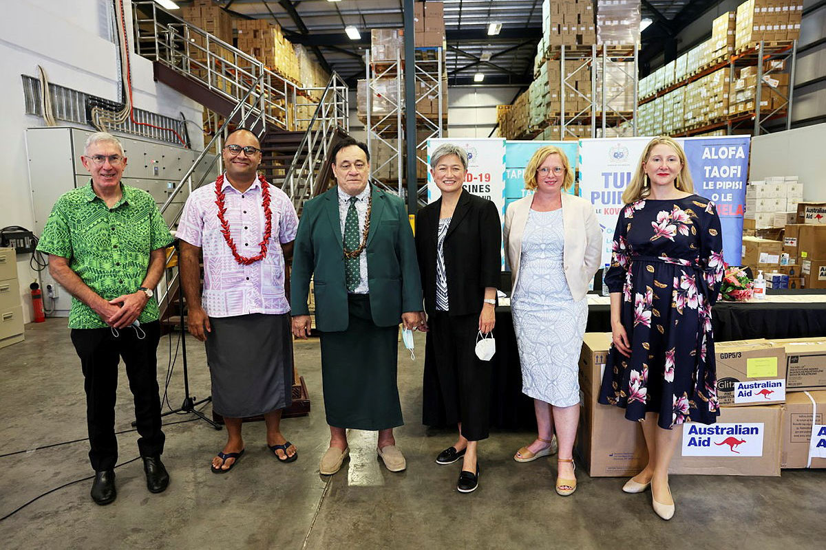 Group photo of Minister Wong and Ewen McDonald with attendees of an eHealth Event in Tonga.