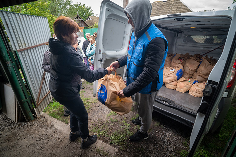 Olena, 54, received a 20-kg food package from NGO Proliska, thanks to the support of the Ukraine Humanitarian Fund.