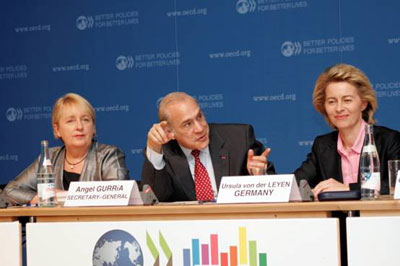 Australian Minister for Families, Housing, Community Services and Indigenous Affairs, Jenny Macklin (left) Vice-Chaired the Social Policy Ministers' Meeting in May 2011.