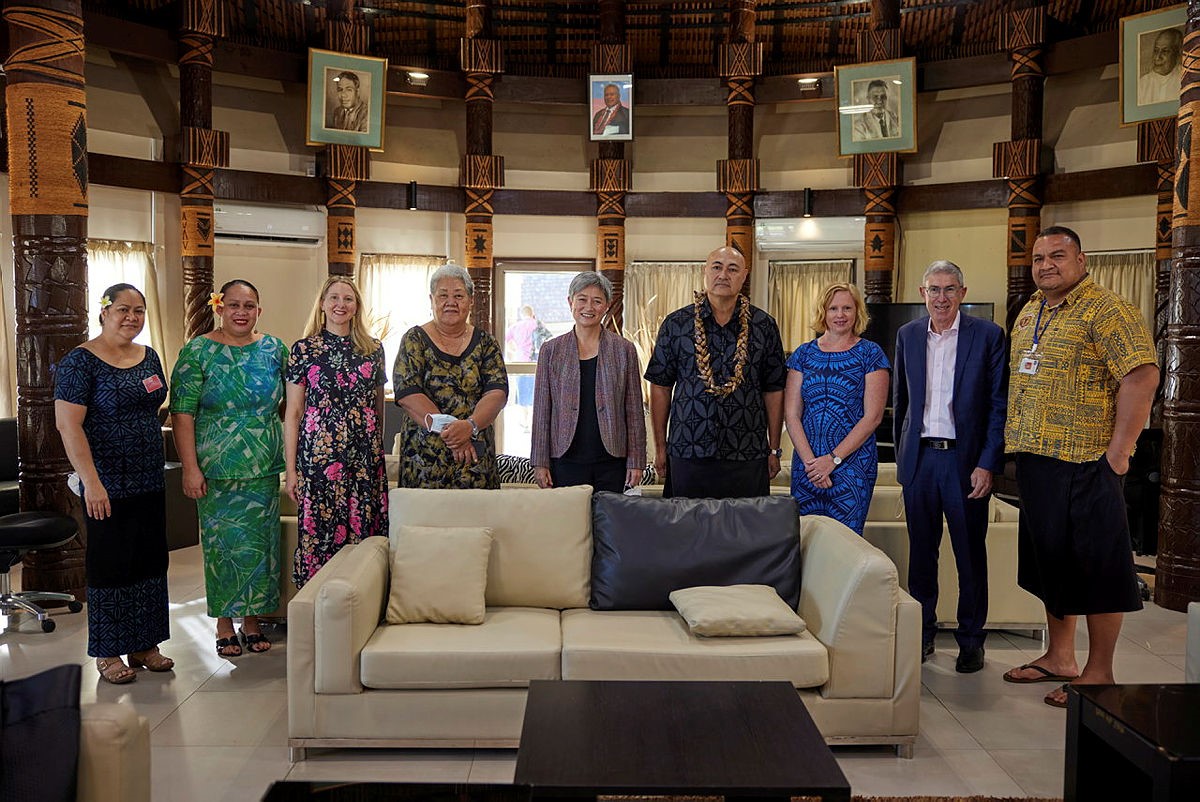 Group photo of officials. Senator the Hon. Penny Wong, Ewen McDonald and colleagues with His Highness Tuimalealiifano Vaaletoa Sualauvi II.