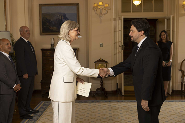 Governor-General and ambassador to Panama shaking hands.