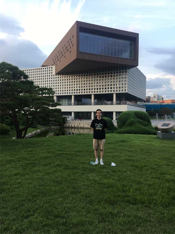 Thomas Venville in front of Korea Advanced Institute of Science and Technology.