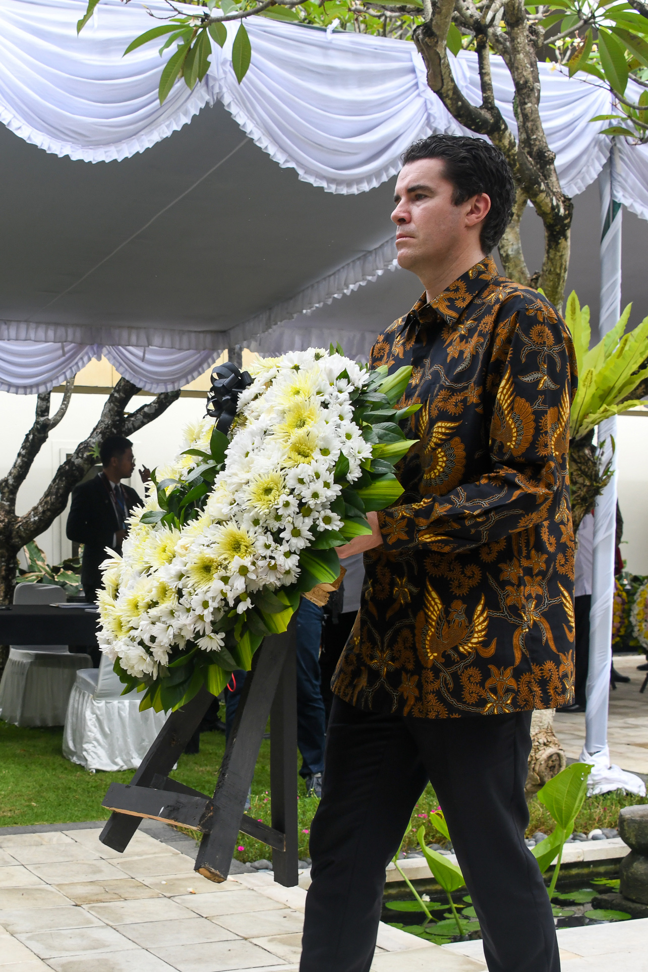 The Hon Tim Watts MP laying a wreath at Bali Commemoration Services in Bali