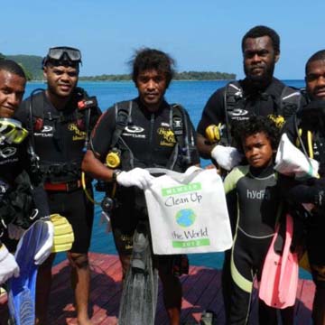 Volunteer divers from Port Vila Harbour hold up a 'Clean Up the World' bag